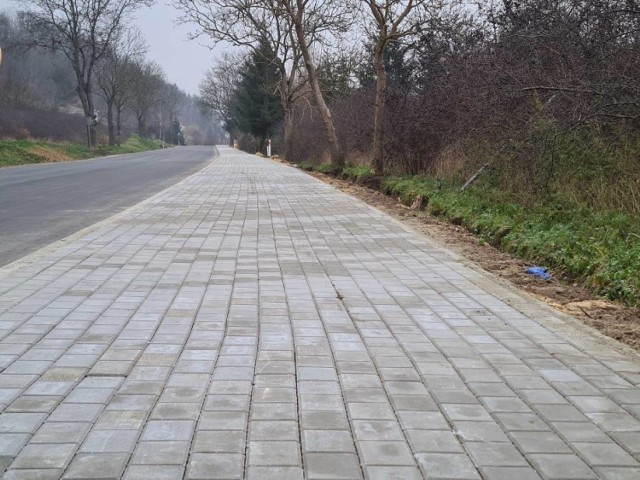 Gmina Golub-Dobrzyń co roku wspólnie z ZDW inwestuje w budowę chodników. W ubiegłym roku ścieżka powstała w Antoniewie, w tym roku ma być budowany chodnik w Podzamku