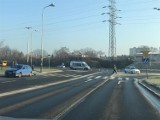 Wypadek samochodu nauki jazdy na Bandurskiego w Łodzi. Kierowca w szpitalu [ZDJĘCIA]
