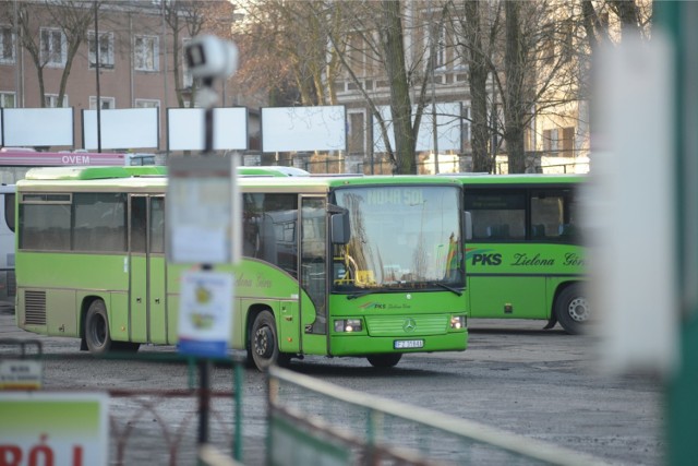 Najnowsze zmiany w rozkładzie jazdy autobusów dotyczą kursów do Milska, Zaboru, Lipna i Zagoru Nowego. Wcześniej zielonogórski PKS wprowadził korekty w połączeniach ze Świebodzinem. Od ponad miesiąca podróżni mogą też dotrzeć rano do Warszawy i wrócić do Zielonej Góry przed godz. 22.00.

Zobacz wideo: Tunel pod torami kolejowymi na dworcu w Zielonej Górze nareszcie został otwarty!


