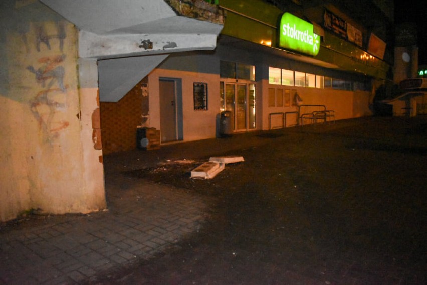 Uszkodzona elewacja budynku przy ulicy Kaliskiej we...