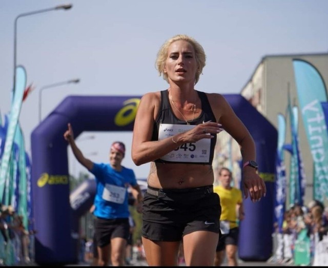 Paulina Kłundukowska w zeszłym roku wzięła udział w półmaratonie Signify w Pile w kategorii Open. Bieg ukończyła z czasem 01:40:50.