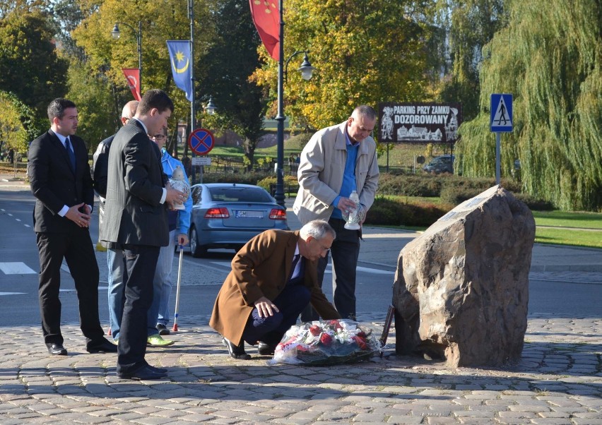Malbork. Rocznica śmierci księdza Popiełuszki - kwiaty na Rondzie Solidarności