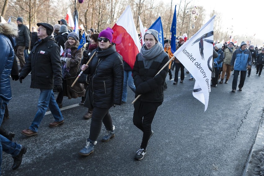 Marsz KOD w Warszawie. Manifestacja przeciwko inwigilacji...