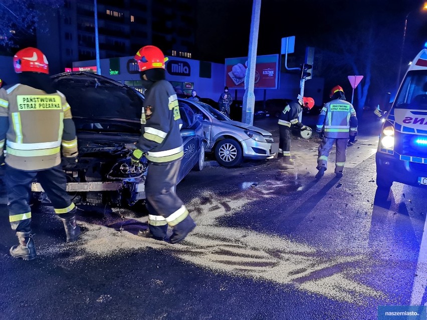 Wypadek dwóch opli na skrzyżowaniu ulic Kaliska - Zbiegniewskiej we Włocławku [zdjęcia, nowe informacje]