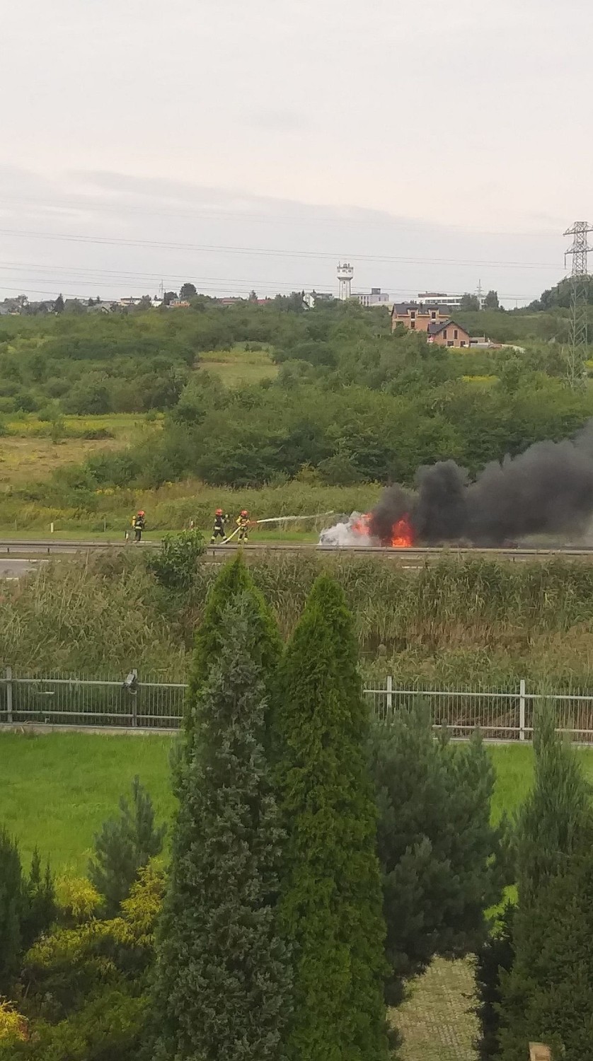Kraków. Pożar samochodu na autostradzie A4. Wielkie korki na obwodnicy [ZDJĘCIA]