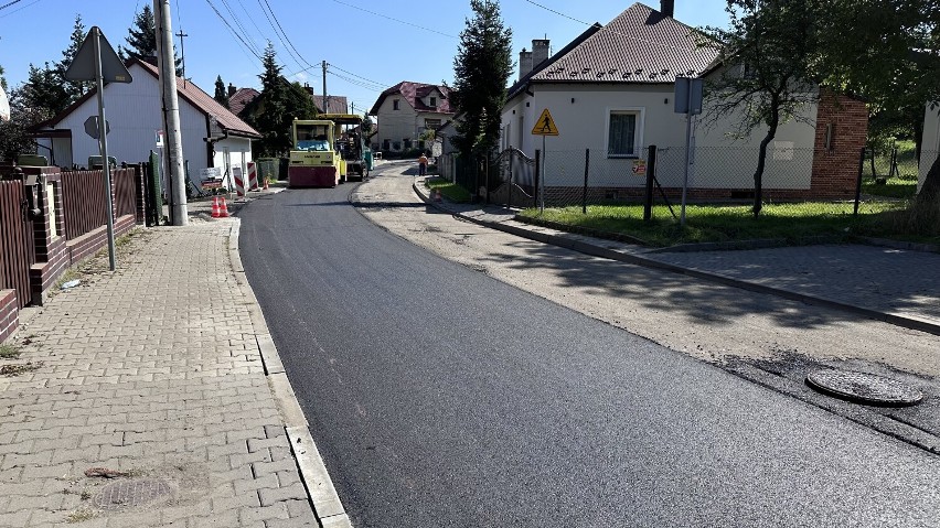 Utrudnienia w Bochni na ulicy Sienkiewicza, droga zamknięta z powodu asfaltowania. Mamy zdjęcia