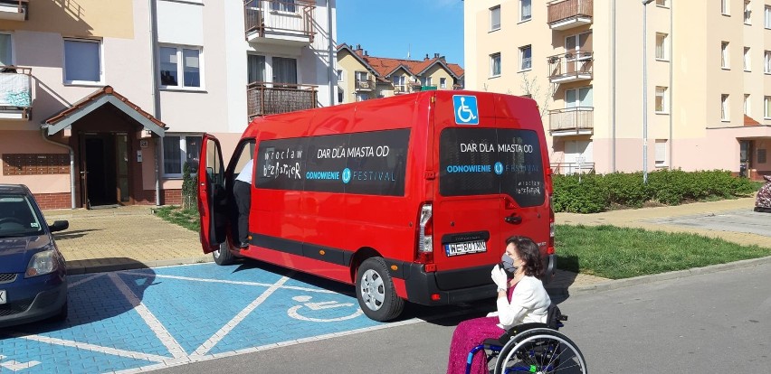 Wrocław dla Jezusa kupił autobus dla MPK. Będzie woził niepełnosprawnych mieszkańców miasta [ZDJĘCIA]