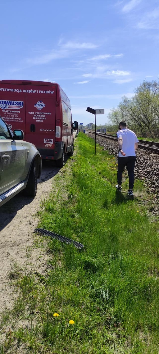 Kaczy Winkiel: co za wyczyn 67-latka w Renault Megane z rowerem na dachu! Zjechał na drugi pas, skosił znak, odbił się od torów i odjechał