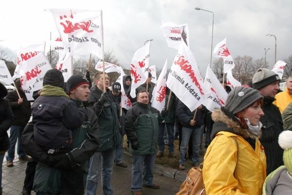 Najgroźniej wygląda protest NSZZ "Solidarność", która sprzeciwia się rządowym planom podniesienia wieku emerytalnego dla kobiet i mężczyzn do 67. roku życia. Związkowcy pod przywództwem szefa "Solidarności" Piotra Dudy protestują w ramach miasteczka &#8222;emerytalnego" pod Sejmem i już zapowiadają kolejne akcje i grożą, że zablokują Euro 2012.