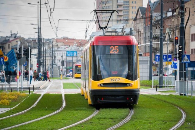 W sobotę od początku kursowania tramwaje wrócą na ulice: S. Starzyńskiego, 11 Listopada, św. J. Odrowąża, Matki Teresy z Kalkuty, Rembielińską i Annopol. Na trasy podstawowe wrócą linie: 1, 4 i 25. Tramwaje linii 3 wrócą na trasę wydłużoną: GOCŁAWEK – (…) – św. J. Odrowąża – Rembielińska – Annopol – ŻERAŃ WSCHODNI. Na wydłużonej trasie będą jeździły także składy linii 41: WORONICZA – (…) – św. J. Odrowąża – Rembielińska – Annopol – ŻERAŃ WSCHODNI. Uwaga, po godz. 22 wyłączony będzie ruch tramwajowy na 11 Listopada na odcinku od ulicy Inżynierskiej do Ronda Żaba. W tym czasie inaczej pojadą linie 3 (objazdem przez Ratuszową, Jagiellońską i S. Starzyńskiego) i 4 (Mostem Gdańskim). Od godz. 22 będzie kursowała linia zastępcza Z23: DW. WILEŃSKI – Wileńska – ks. I. Kłopotowskiego – Jagiellońska – al. „Solidarności” – Targowa – DW. WILEŃSKI – Targowa – 11 Listopada – Kowieńska – Środkowa – Stalowa – Inżynierska – Wileńska – DW. WILEŃSKI. Ulica 11 Listopada dla samochodów zostanie otwarta pod koniec przyszłego tygodnia.

Zobacz też: Korki Warszawa - zobacz, jak wygląda sytuacja na drogach