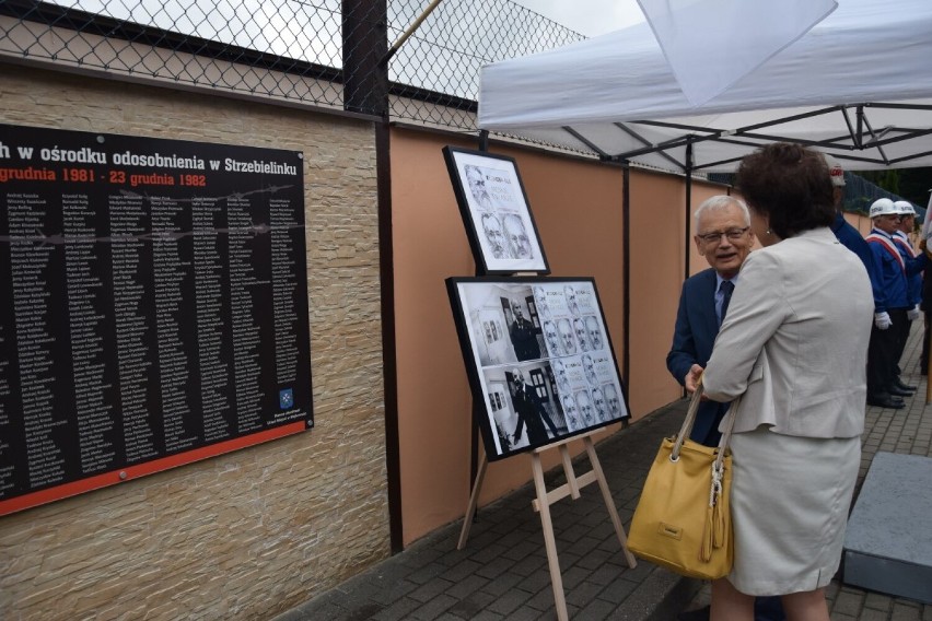 Gmina Gniewino. Złożono kwiaty pod tablicą upamiętniającą internowanych i wręczono odznaczenia państwowe - Krzyż Wolności i Solidarności