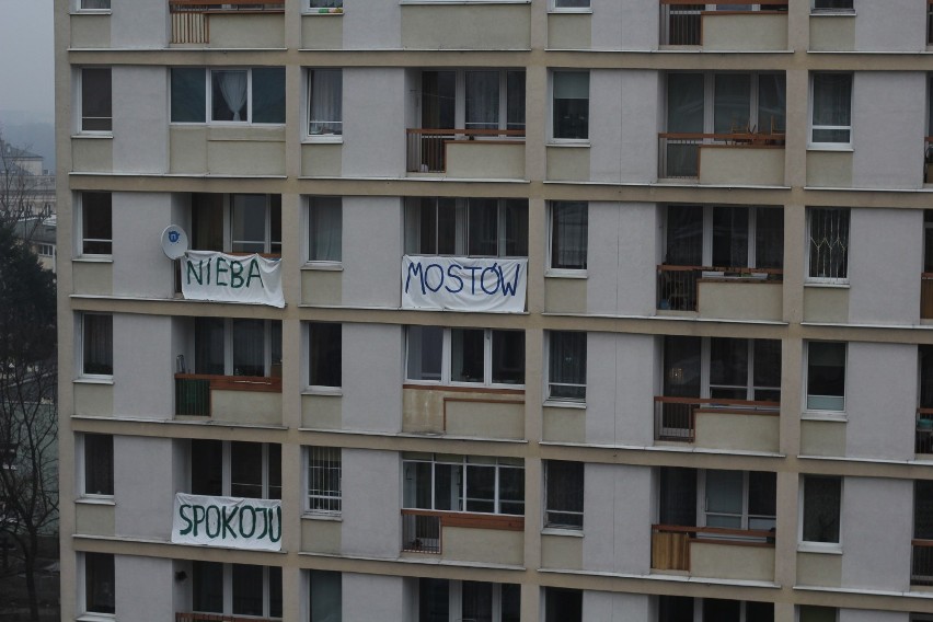 Napisy na balkonach, Warszawa. O co chodzi? [ZDJĘCIA]