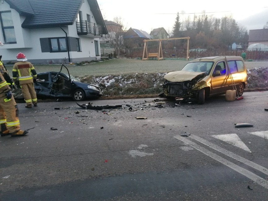 Podhale. Poważny wypadek w Spytkowicach. Zderzyły się czołowo dwa samochody osobowe
