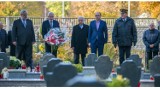 Włodarze złożyli kwiaty na cmentarzu w Wejherowie