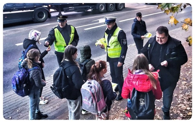 Policja wraz ze strażą gminną prowadzą działania „Twoje światła-nasze bezpieczeństwo"