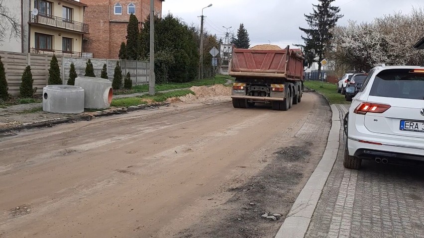 Modernizacja dróg w Radomsku. Jak postępują prace na...