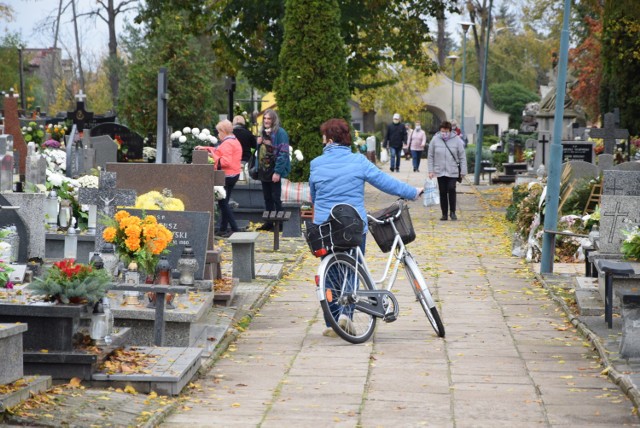 Wieluńskie cmentarze już otwarte. Mieszkańcy odwiedzają groby bliskich