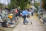 Wieluńskie cmentarze już otwarte. Mieszkańcy odwiedzają groby bliskich ZDJĘCIA