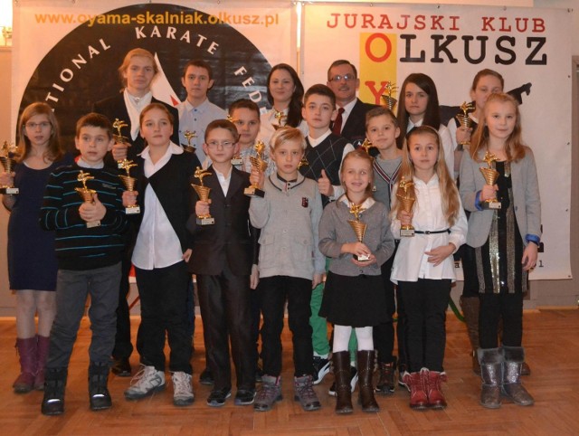Zawodnicy Jurajskiego Klubu Oyama Karate w Olkuszu prezentują swoje trofea.