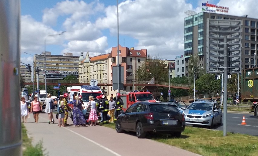Wrocław. Płot przewrócił się na matkę z dzieckiem w centrum miasta. Zobacz zdjęcia