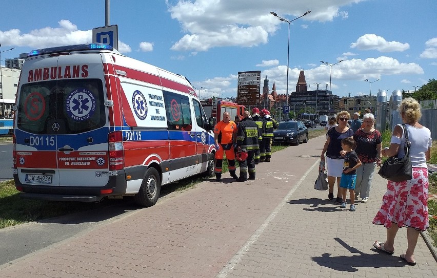 Wrocław. Płot przewrócił się na matkę z dzieckiem w centrum miasta. Zobacz zdjęcia