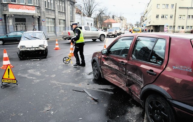 Fiat uderzył w bok jadącego z pierwszeństwem przejazdu volkswagena.