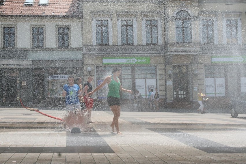 Rybnik: upały doskiwerają, ale na Rynku zamontowano kurtynę...