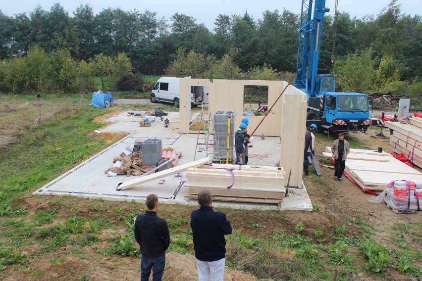 Drewniany dom jednorodzinny stanął na Czechowie w tydzień