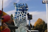 Rzeźba Dzianina, czyli popularny "pomnik sera" z łódzkiego Widzewa, znów będzie niebieska