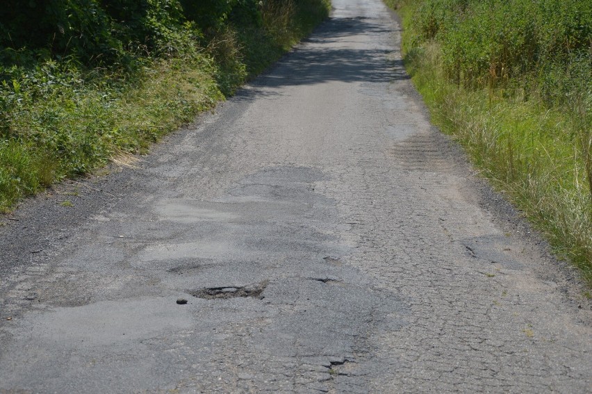 Przebudowa drogi w Bobrownikach w gminie Chociwel. Mieszkańcy wkrótce doczekają się drogi bez dziur [ZDJĘCIA]
