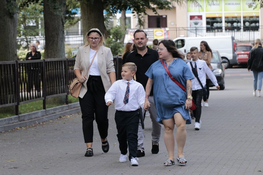 Uczniowie złotowskiej Jedynki wrócili po wakacjach do szkoły. Najmłodsze roczniki rozpoczęły nowy rok szkolny.