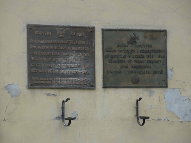 Tablice pamiątkowe 18 Kołobrzeskiego Pułku Piechoty i 12 Pułku Piechoty na byłych koszarach przy ulicy Lwowskiej. Na lewej i cokole muru mimo mycia widać jeszcze ślady po białej farbie