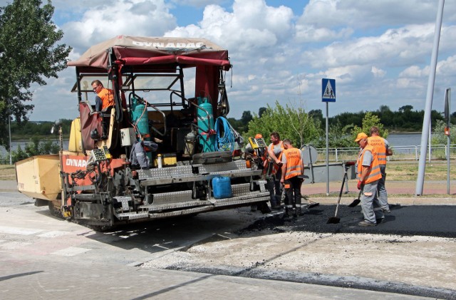 Przedsiębiorstwo Budowy Dróg i Mostów ze Świecia realizuje wymianę nawierzchni przy ulicy Portowej oraz ronda przy zjeździe z al. 23 Stycznia. Na czwartkowy ranek planowane jest osadzanie studzienek i znakowanie. Możliwe, że już w czwartek będzie można tędy przejechać.