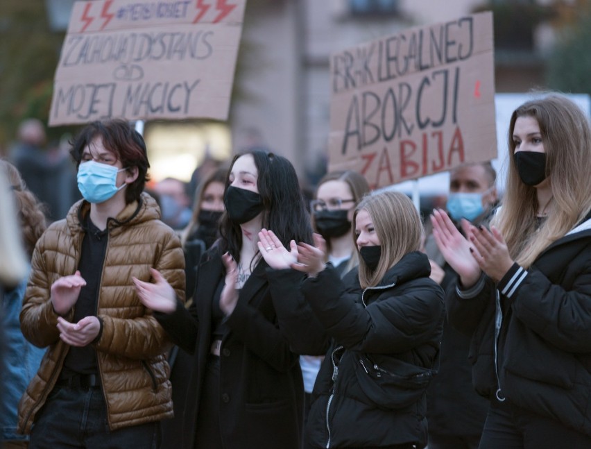 "Piekło kobiet" na rynku w Olkuszu. Kilkaset osób...