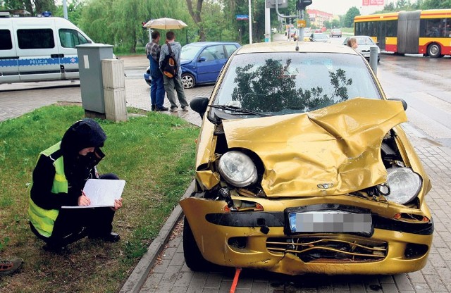 Daewoo matiz nie ustąpił pierwszeństwa i zderzył się z volkswagenem. Kobieta kierująca tym drugim autem, też ucierpiała w wypadku.