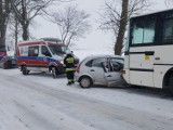 Zderzenie autobusu szkolnego z autem koło Barwic. Ekstremalne warunki na drogach [zdjęcia]