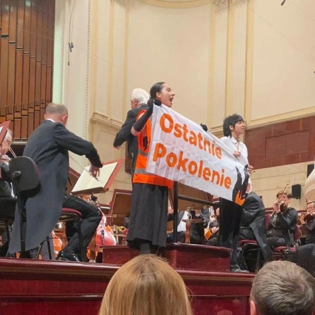 W niedzielę, 3 marca w Filharmonii Narodowej dwie aktywistki z grupy Ostatnie Pokolenie zakłóciły koncert w Filharmonii Narodowej w Warszawie.