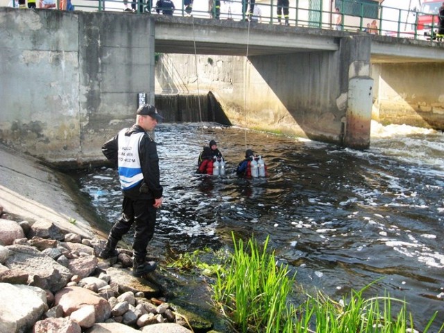 W dniu 20.07.2014 r. ok. godz.14.30 do SK KM PSP w Białymstoku wpłynęło zgłoszenie, iż na rzece Narew, w okolicach jazu Rzędziany, dwie osoby wywróciły się z kajaka.