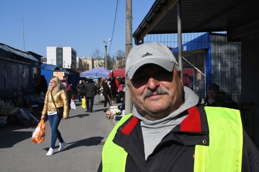 Sobota na bazarach w Kielcach. Na plac wejście tylko po dezynfekcji (ZDJĘCIA)