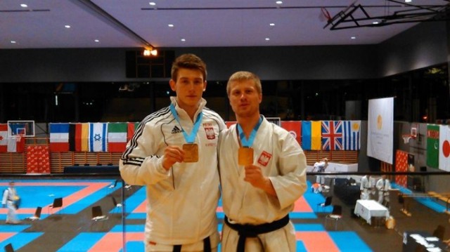 Od lewej: Radosław Dykczyński i Piotr Dzierżanowski mistrzowie świata młodzieżowców w karate tradycyjnym