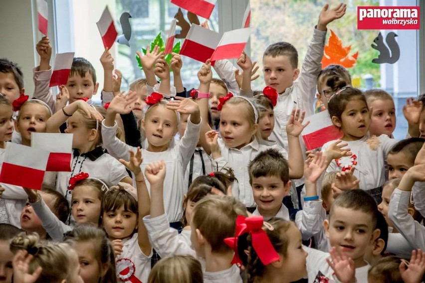 Wzruszające. Tak przedszkolaki z Wałbrzycha zaśpiewały Mazurka Dąbrowskiego [ZDJĘCIA i FILM] 