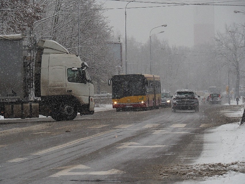 Trudne warunki na drogach w Łodzi! Śnieg i marznący deszcz. ZDJĘCIA. IMGW wydało ostrzeżenia dla kilku województw!
