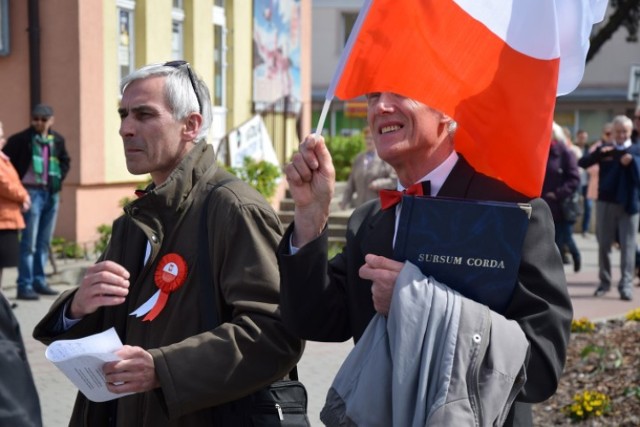 W Nowym Dworze Gdańskim uroczyście obchodzono 226. rocznicę uchwalenia Konstytucji 3 Maja. O tradycji dążeniu Polaków do wolności i niepodległego państwa mówili Jacek Michalski, burmistrz Nowego Dworu Gd., Jacek Gross, przewodniczący rady powiatu nowodworskiego oraz Zbigniew Bojkowski z zarządu powiatu.