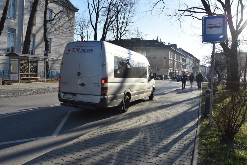 Tarnów. Przystanek przed teatrem zlikwidowany. Autobusy i busy przeniosły się na ul. Goldhammera