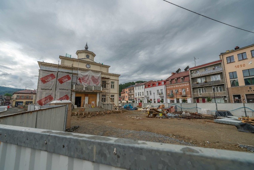 Muszyna. Okazały budynek nowego ratusza już stoi. Prace potrwają do grudnia [ZDJĘCIA]