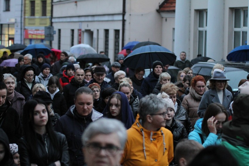 Ulicami Starówki z Kościoła św. Bartłomieja Apostoła w Koninie przeszła Droga Krzyżowa. ZOBACZCIE ZDJĘCIA