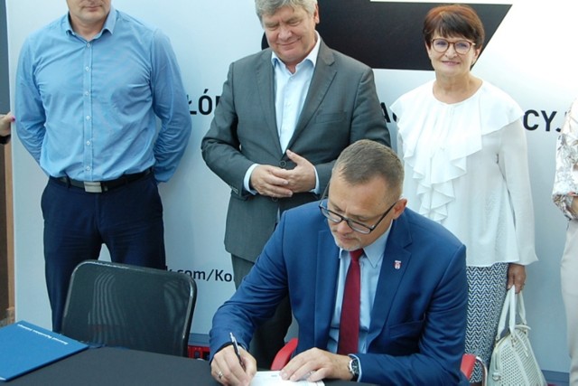 Umowę podpisał m.in. prezydent Sieradza Paweł Osiewała