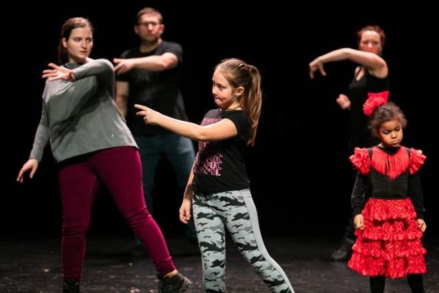 Miejskie Centrum Kultury w Bydgoszczy zaprosiło w swe progi na 27. Finał Wielkiej Orkiestry Świątecznej Pomocy. W MCK-u odbyły się rodzinne tańczenie. Zajęcia dla dzieci w wieku 5 lat i opiekunów, na których nauczyć się można było krótkiej choreografii flamenco, poprowadziła Dorota Dzięcioł.


WOŚP 2019 w Bydgoszczy. Oj, się dzieje!
