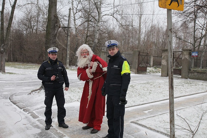 Policjanci przebrani za Św. Mikołajów odwiedzili łódzkie szkoły