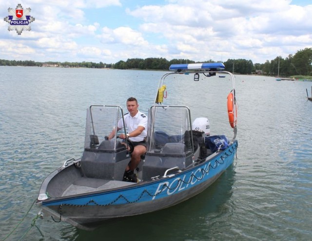 Policyjny stermotorzysta - sierż. szt. Mariusz Musialik zauważył na środku Jeziora Białego znajdujące się w wodzie dwie osoby